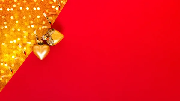 Cartão Ano Novo Vermelho Ouro Natal Brinquedos Corações Fita Ouro — Fotografia de Stock