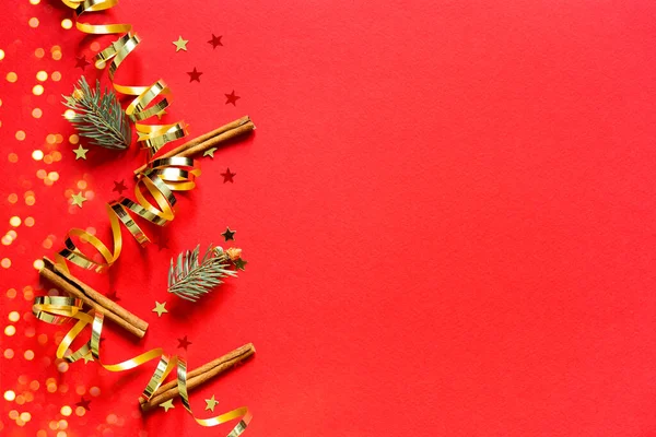 Красный Рождественский Фон Вид Сверху Красную Елку Коричные Палочки Праздничную — стоковое фото