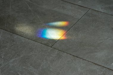 Soyut arka plan, yerde gri fayanslar, parlak parlak gölgeler. LGBT renk arkaplanı, gökkuşağı renkli tasarım fotoğrafı. Eşcinsel lezbiyen transseksüel geçmişi