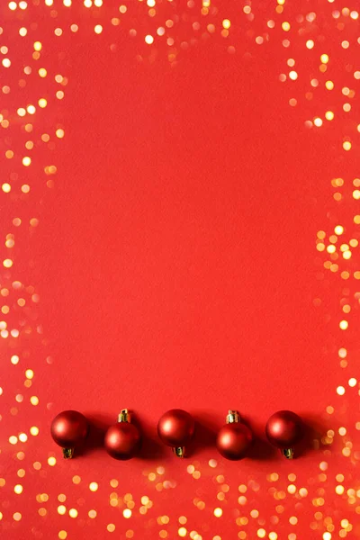 Tarjeta Año Nuevo Juguetes Navideños Bolas Rojas Luces Bokeh Piso —  Fotos de Stock