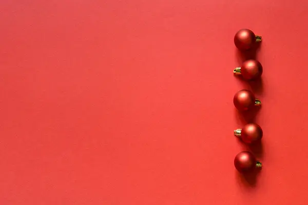 Новогодняя Открытка Рождественские Игрушки Красные Шарики Квартира Лежала Копировальным Пространством — стоковое фото