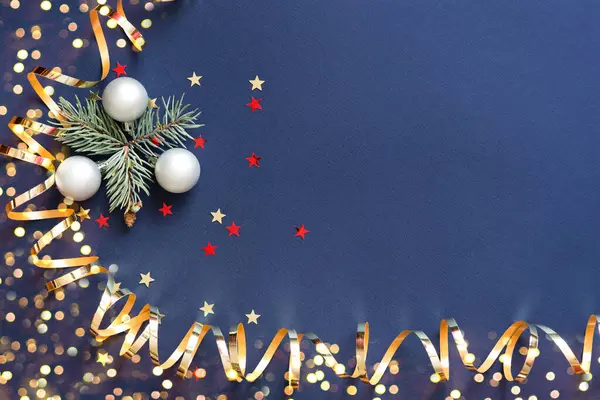 Vánoční Banner Kulatými Koulemi Větvemi Vánočních Stromků Zlatou Ozdobnou Stuhou — Stock fotografie
