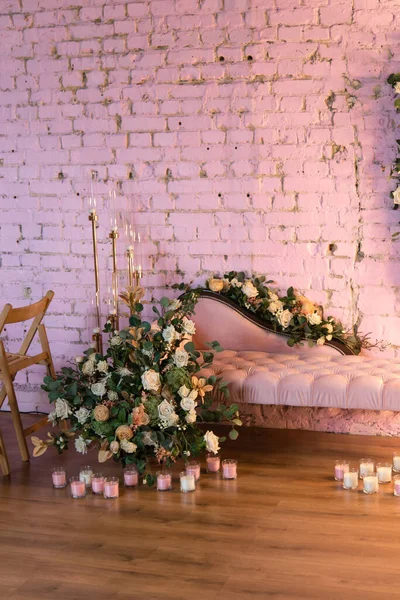 Decorazioni Nuziali Poltrona Decorata Con Fiori Pink Loft Candele Interni — Foto Stock