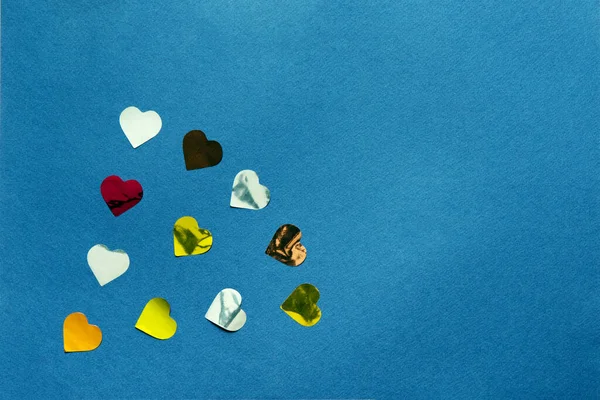 Quadro Festivo Fundo Azul Com Corações Confete Coloridos Modelo Deitado — Fotografia de Stock