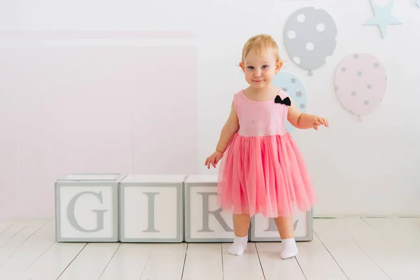Концепція Дитячих Емоцій Портрет Милої Маленької Дівчинки Малятка Рожевим Платтям — стокове фото