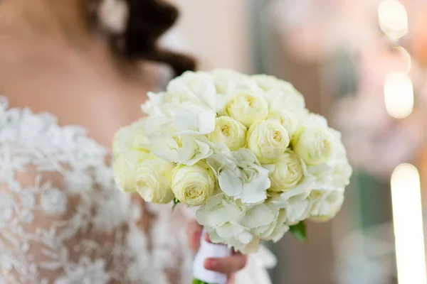 Gelin Buketi Güzel Çiçek Açan Pastel Beyaz Güller Beyaz Ortancalar — Stok fotoğraf