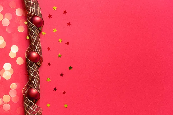 Roter Weihnachtshintergrund Draufsicht Foto Von Roten Weihnachtsbaumkugeln Spielzeug Feiertagsband Goldsternschmuck — Stockfoto