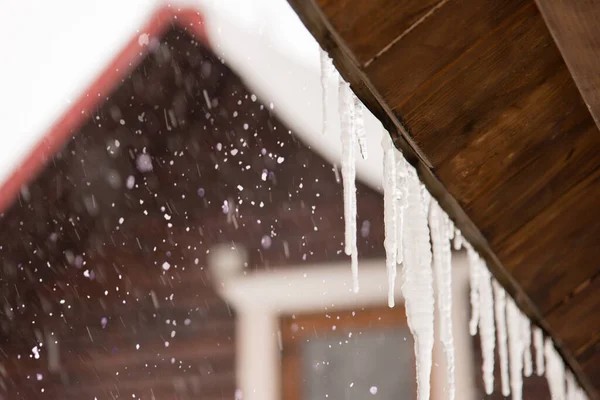 Jégcsapok Lógnak Ház Tetején Téli Táj — Stock Fotó