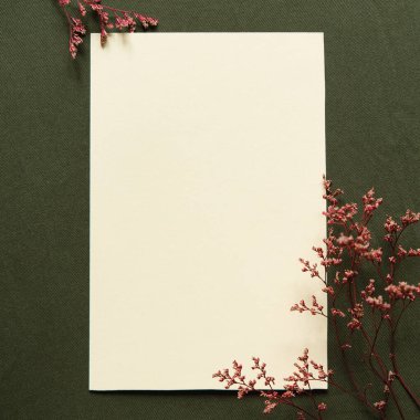 Boş tebrik kartı, davetiye ve zarf modeli. Anneler günün kutlu olsun, kadınlar günü ya da doğum günün kutlu olsun, düğün kompozisyonu. Kuru çiçek ve dallardan yapılmış minimum çiçek çerçevesi. Düz yatış, üst görünüm.