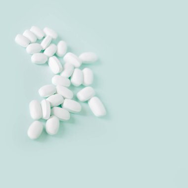 İlaç hapları. Eczane ve tıbbi konsepti olan büyük beyaz hapları kapat. Düz yatış, üst görünüm.