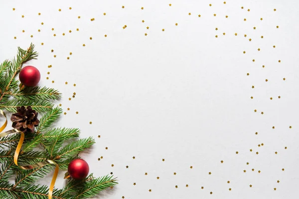 新年明けましておめでとうございます 丸い赤いボールのおもちゃ クリスマスツリーの枝 コーン 黄金の装飾的なリボン 黄金の星が付いているクリスマスのカード バナー モックアップ — ストック写真