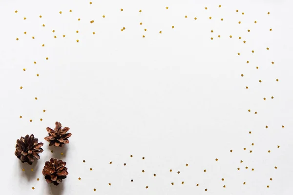 Frohes Neues Jahr Weihnachtskarten Banner Mit Drei Weihnachtskegeln Heller Hintergrund — Stockfoto