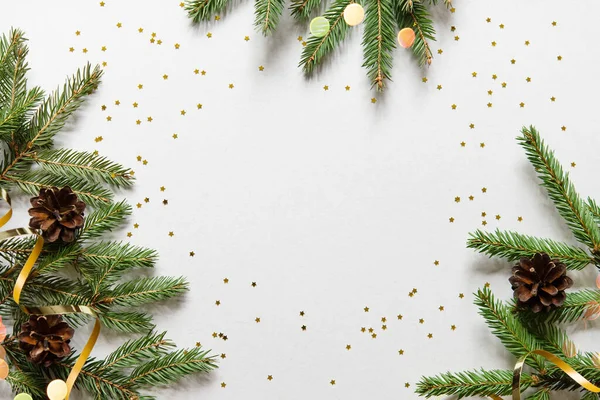 新年明けましておめでとうございます クリスマスツリーの枝 コーン 黄金の装飾的なリボン 黄金の星が付いているクリスマスのカード バナー ライトバック モックアップ — ストック写真