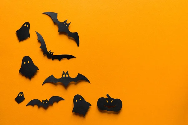 Decoraciones Halloween Calabaza Murciélagos Papel Fantasmas Volando Sobre Fondo Naranja — Foto de Stock