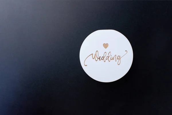 Κάρτα Γάμου Στρογγυλό Ξύλινο Κουτί Δαχτυλιδιών Ετικέτα Γάμος Και Χώρος — Φωτογραφία Αρχείου