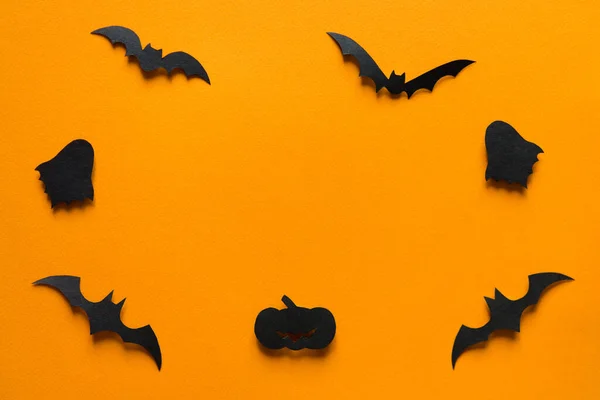 Decoraciones Halloween Murciélagos Papel Fantasmas Volando Sobre Fondo Naranja Tarjeta — Foto de Stock