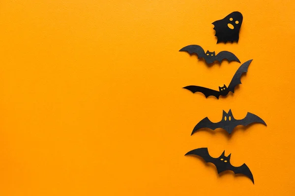 Decorações Halloween Morcegos Papel Fantasmas Voando Sobre Fundo Laranja Halloween — Fotografia de Stock