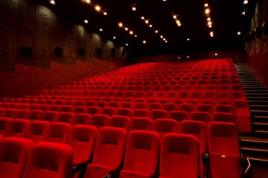 Kırmızı kadife koltuklu boş bir sinema odası. Boş sinema.