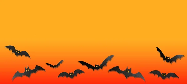 万圣节的装饰品 纸蝙蝠在鬼魂在橙色背景下飞行 万圣节派对的贺卡被复制的空间模仿了 节假日快乐的概念 平躺在地上 俯瞰四周 — 图库照片