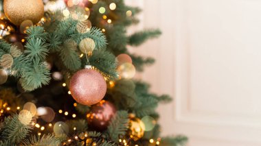Noel ağacı dalları, süslemeler, toplar, çelenkler, bokeh. Metin için boşluk içeren kartpostal.