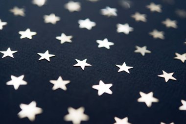 Gümüş yıldız konfetileri, mavi kağıt üzerine dekorasyonlar. Moda konfeti geçmişi. Projeleriniz için şenlikli arkaplan.