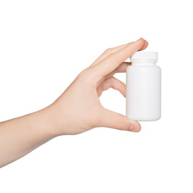 Beyaz arka planda izole edilmiş boş ilaç şişesi olan bir el. Haplarla dolu bir şişe. Model.