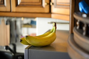 Muzların olgunlaşmış dalları mutfakta