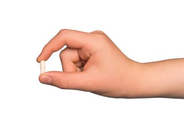 Destek kapsülünü beyaz zemin üzerinde tutan el.