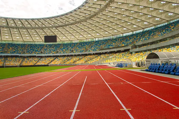 Bir spor stadyumunda kırmızı koşu pisti. Sporcu..