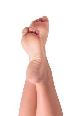 Beyaz arka planda izole edilmiş kadın ayakları. Cilt bakımı ve ayak bakımı kavramı