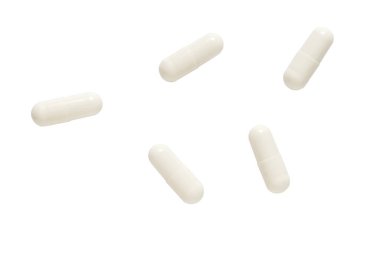 Beyaz arka planda izole edilmiş beş adet beyaz kapsül hapı. Tıbbi, eczane ve sağlık hizmetleri kavramı.