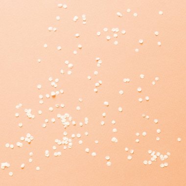 Beyaz çiçek yapraklarıyla şeftali rengi soyut arkaplan. Çiçek dokusu. Düz uzanma düzeni.