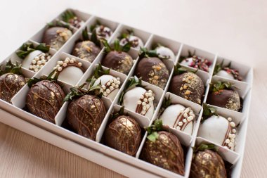 Çikolata seti. Çikolatalı çilek. Nefis bir tatlı. Tatlı arkaplan.