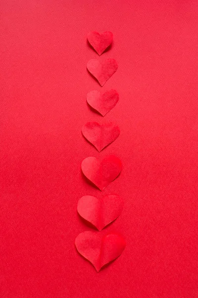 День Святого Валентина Праздничный Узор Вертикальный Ряд Бумажных Сердечек Поздравительной — стоковое фото