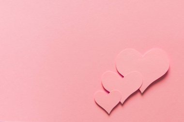 Sevgililer Günü, pembe arka planda üç güzel pembe kalp. Aşkın sembolü. Yazmak için beyaz alan.