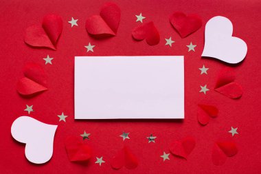Sevgililer gününüz kutlu olsun. İçinde kağıt kalpler ve konfeti yıldızları olan boş kağıt maket kartlar. Davetiyeler, posterler, afişler. Kadınlar günü başarısını kutlayalım..