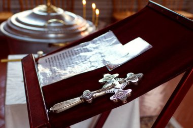 Haç, haç ve dua kilisenin taşınabilir sunağında. İlk Kutsal Komünyon. Vaftiz töreni. Hıristiyan temalı din