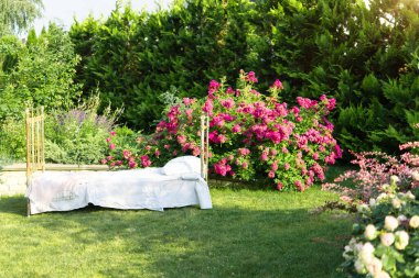 Eski mobilyaları olan bir yaz bahçesi. Beyaz çarşafları olan boş bir bahçe. Lüks bahçe mobilyalarıyla terasta rahatla.