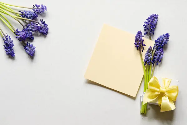 Muszkari Virágok Négyzet Alakú Papírkártyával Ajándékdobozzal Szalaggal Világos Háttérrel Születésnap Stock Kép