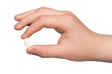 Beyaz arka planda izole edilmiş beyaz bir hap.