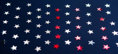 Beyaz (gümüş), mavi ve kırmızı yıldız konfetileri, mavi kağıt arka plandaki dekorasyonlar