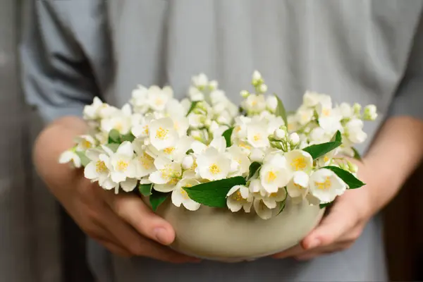 Jázmin Virágok Férfi Kezek Egy Csokrot Tartva Egy Vázában Esküvő Stock Fotó