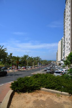 İsrail 'in Ashkelon şehrinin manzarası. Otoyol, palmiye yolu, arka planda deniz manzarası.