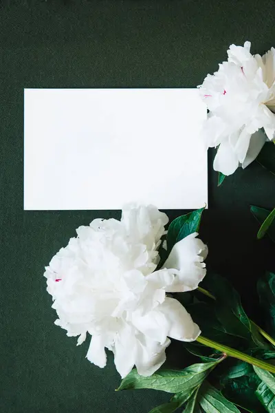 Moederdagspandoek Met Blanco Witte Kaart Boeket Witte Pioenrozen Bloemen Groene Stockfoto