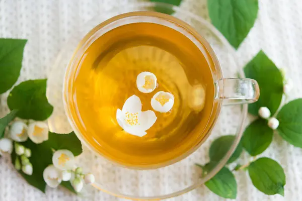茉莉花芬芳的草茶 底色淡淡的 来一杯茶抗氧化剂 饮食茶治疗体重减轻和血压 — 图库照片
