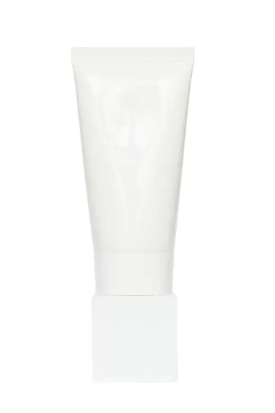 白色塑料管的空白包装 用于乳脂和化妆品产品设计的模拟在一个白色立方体讲台上 因白人背景而被隔离 免版税图库照片
