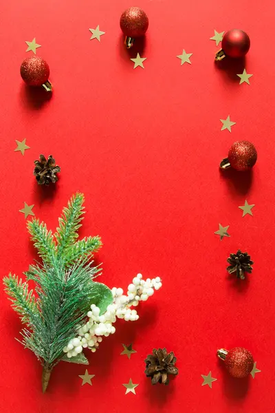 Karácsonyi Újévi Kompozíció Karácsonyfa Ággal Piros Golyókkal Arany Konfetti Csillagokkal Stock Kép