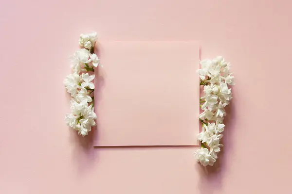 Cartão Dia Mãe Com Flor Branca Rosa Branco Fundo Rosa Fotografia De Stock