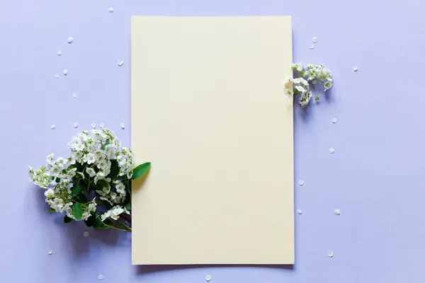 Folha Papel Branco Mockup Com Flores Brancas Vista Superior Modelo Fotografias De Stock Royalty-Free
