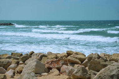 Kumlu sahilde denizin yumuşak dalgaları. Tatil ve deniz kenarında dinlenme